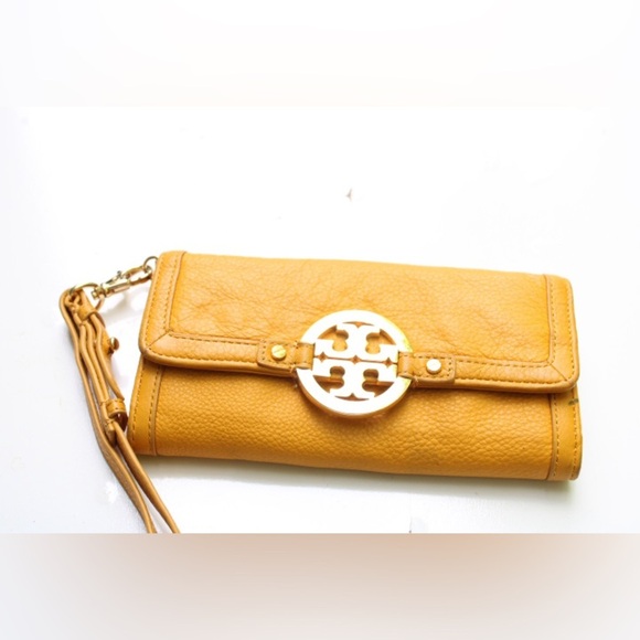Tory Burch Amanda wristlet - Picture 1 of 16